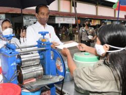 Presiden Jokowi Serahkan BLT Minyak Goreng di Pasar Angso Duo, Jambi, Kamis (7/4)