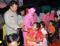 Polresta Sidoarjo dan Bhayangkari Bagikan Paket Sembako dan Perlengkapan Sekolah  Pada Korban Puting Beliung