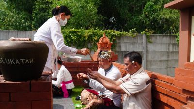 Ibadah Umat Hindu di Pura Kertha Bumi Bhayangkara