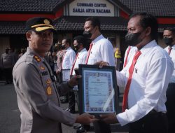 Berprestasi Melaksanakan Tugas, Puluhan Anggota Polres Jember Terima Reward di Awal Tahun 2023