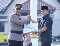 Ketua DPRD Kab. Lampung Utara Berikan Benghargaan Kepada Kapolres dan Tim TEKAB 308 Presisi