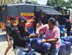 Gunakan Water Cannon Satuan Brimob Polda Jatim Kirim Air Bersih untuk Warga Ponorogo