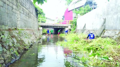 Mitigasi Bencana Banjir, Dinas PUPR Kota Kediri Normalisasi Irigasi di Kelurahan Blabak
