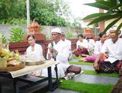 Ibadah Hari Raya Kuningan di Pura Kertha Bumi Bhayangkara
