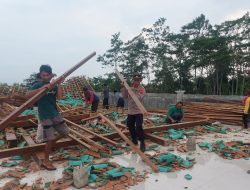 Joglo MWCNU Girimarto Ambruk, TNI Polri Bersama Warga Bantu Evakuasi