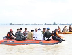 Kapolda Jateng Beserta Kepala BNPB Cek Kondisi Banjir di Demak