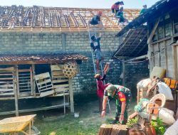 Lestarikan Gotong Royong Babinsa Koramil Ngasem Bojonegoro bantu Warga Pasang Atap Rumah