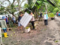 Polres Wonogiri Bantu Evakuasi Rumah Ambruk di Eromoko