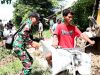 Peduli, Babinsa Koramil Tambakrejo Bojonegoro bantu Warag Dorong Sepeda Motor