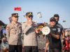 Cegah Laka Laut Pada Lebaran Ketupat Sinergitas TNI – Polri Beri Pengamanan di Pantai Watu Pecak Lumajang