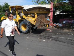 Gercep Atas Masalah Sampah di TPS Benteng Pancasila, Mas Pj Terjunkan 4 Alat Berat dan Mesin Pengeruk