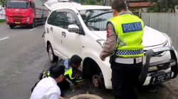Cepat Dekat dan Bersahabat, Polisi Bantu Pengendara yang Kesulitan Jalan Raya Lumajang