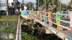 Satgas TMMD ke-120 Kodim 0816/Sidoarjo Melaksanakan Pembersihan Sungai dan Jalan Raya